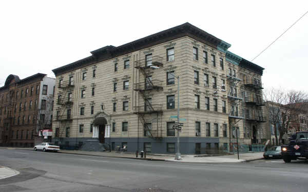 169 Howard Ave in Brooklyn, NY - Foto de edificio