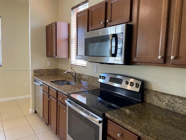 16945 SW 90th Terrace Cir in Miami, FL - Building Photo - Building Photo