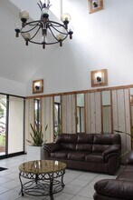 210 Lakeview Dr in Weston, FL - Building Photo - Building Photo