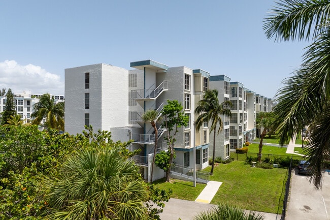 Avila Condominium in Sunny Isles Beach, FL - Building Photo - Building Photo