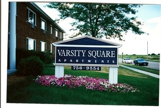 Varsity Square Apartments in Dekalb, IL - Foto de edificio - Building Photo