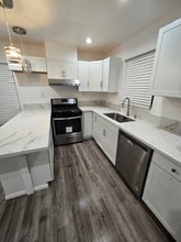 10334 S Wilton Pl in Los Angeles, CA - Foto de edificio - Building Photo