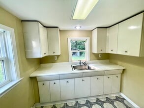 100 Holabird Ave in Winchester, CT - Building Photo - Building Photo