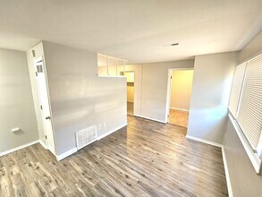 10325 Duke Dr in St. Louis, MO - Foto de edificio - Building Photo