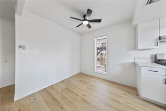 1390 E Vegas Valley Dr in Las Vegas, NV - Building Photo - Building Photo