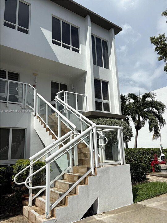 10265 NW 63rd Terrace in Doral, FL - Building Photo