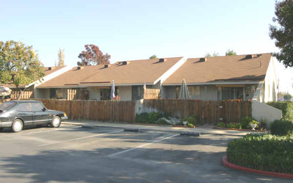 Heritage Village Apartments in Los Banos, CA - Foto de edificio - Building Photo