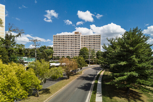 Highpointe Condominium in Alexandria, VA - Building Photo - Building Photo