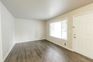 Cavalier Park Apartments in Puyallup, WA - Building Photo