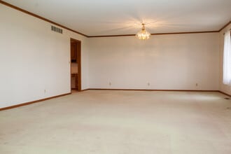 1066 US-6 in North Utica, IL - Building Photo - Building Photo