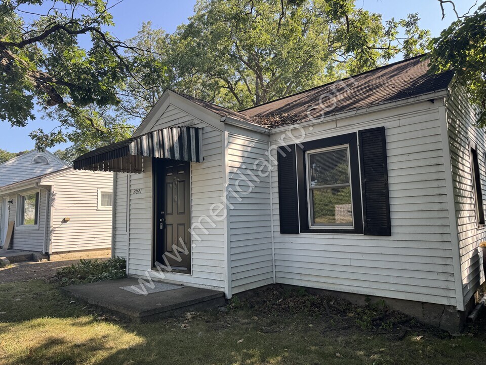 2021 Redwood Ave in Fort Wayne, IN - Building Photo