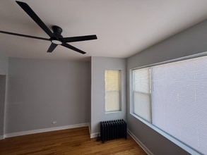 7204 S Cornell Ave in Chicago, IL - Foto de edificio - Building Photo