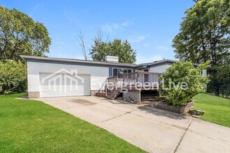 5774 Glow Ct in Cincinnati, OH - Building Photo - Building Photo