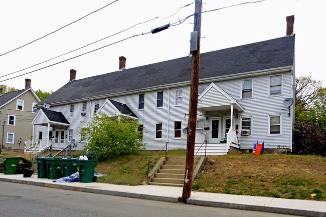 150-160 Border St in Whitinsville, MA - Foto de edificio - Building Photo