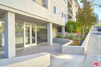 9005 Cynthia St, Unit 409 in West Hollywood, CA - Building Photo - Building Photo