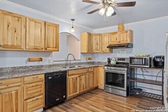 904 TX-173 in Bandera, TX - Building Photo - Building Photo