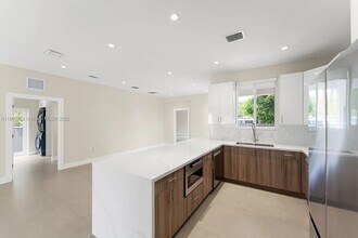6471 SW 43rd St in Miami, FL - Building Photo - Building Photo