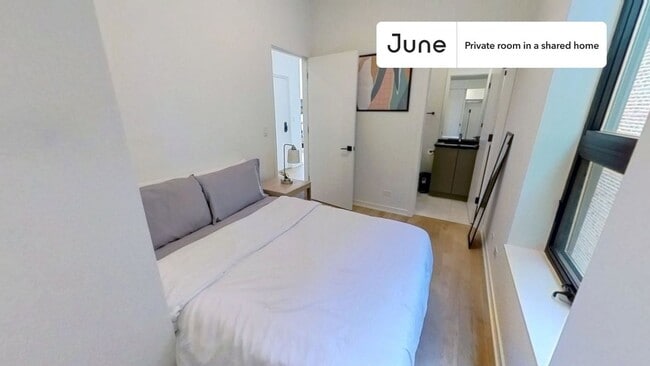 Private bedroom in 4 bed/3 bath Home in Chicago, IL - Building Photo - Building Photo