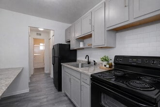 Water's Edge Apartments in Lorain, OH - Foto de edificio - Building Photo