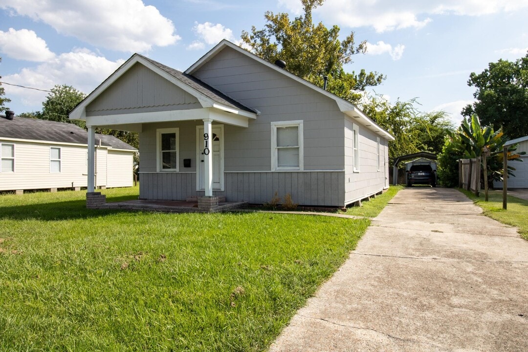 910 Fall St in Lake Charles, LA - Building Photo