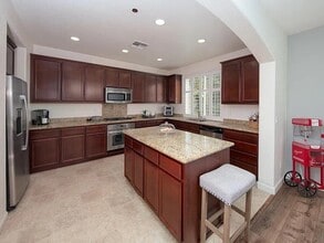 2168 Wellington Dr in Tracy, CA - Foto de edificio - Building Photo