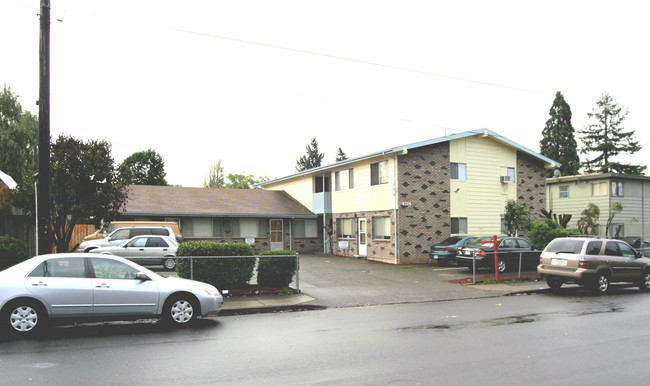 4514 SE 83rd Ave in Portland, OR - Foto de edificio - Building Photo