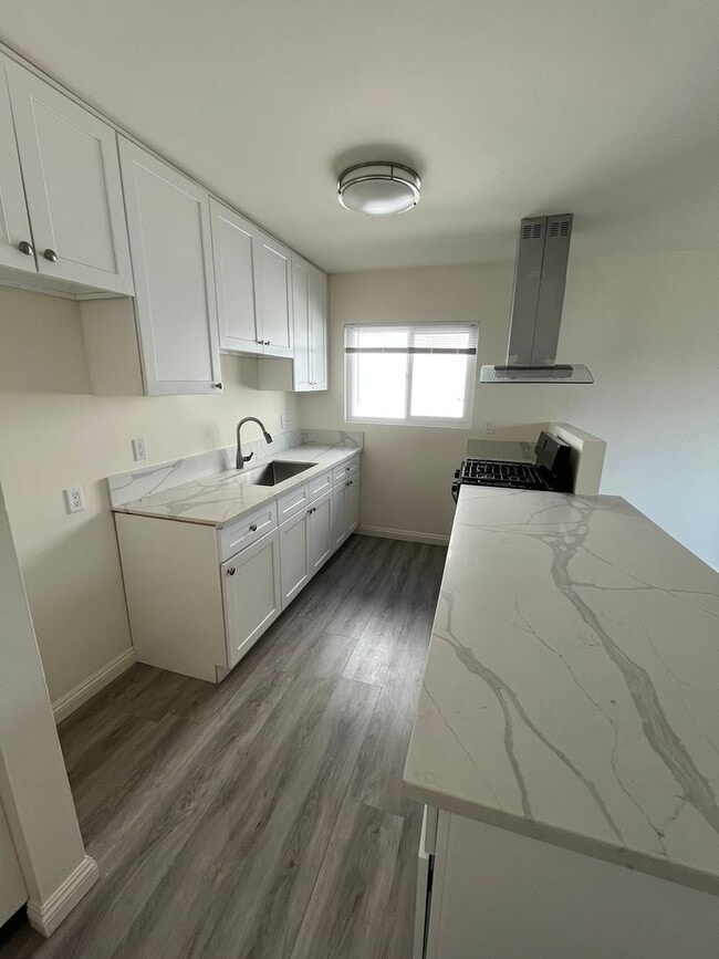 2428 Michigan Ave in Los Angeles, CA - Building Photo - Building Photo