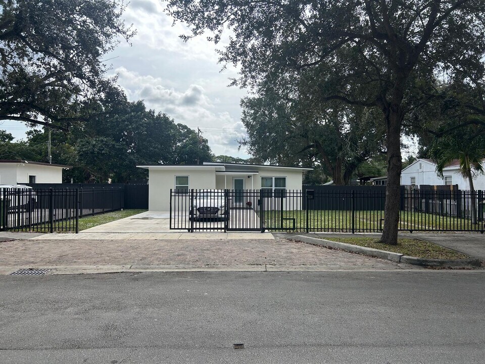 1230 NW 125th St in North Miami, FL - Building Photo