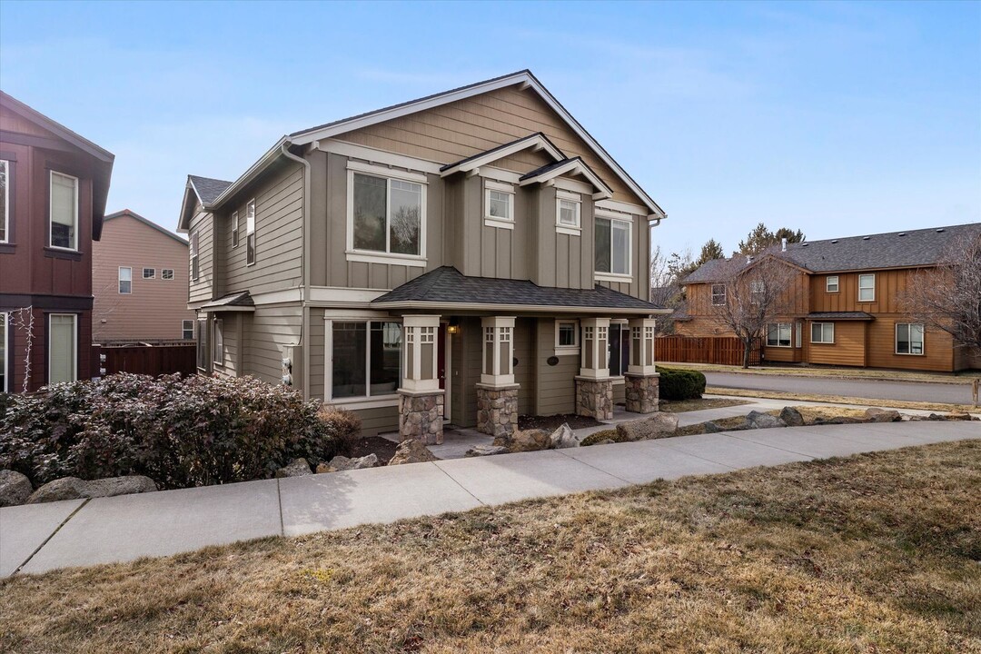 20507 Brentwood Ave in Bend, OR - Building Photo