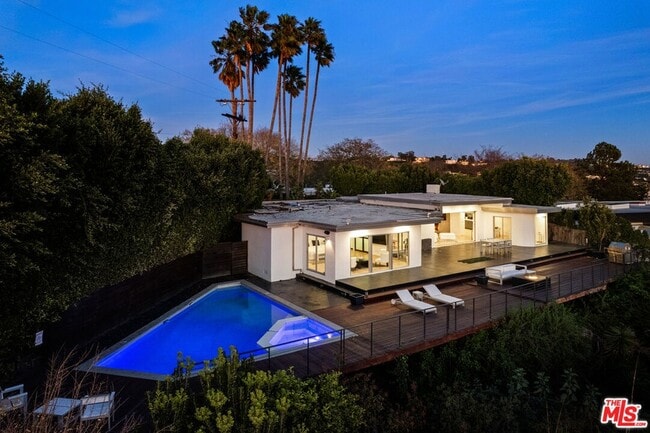 10134 Angelo View Dr in Beverly Hills, CA - Foto de edificio - Building Photo
