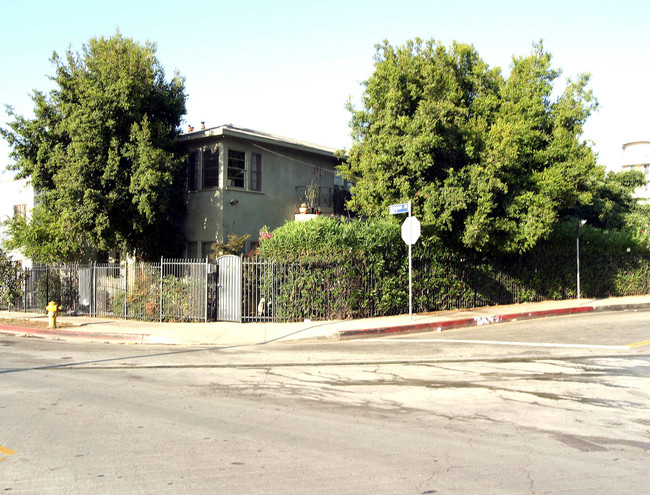 1729-1739 N Bronson Ave in Los Angeles, CA - Foto de edificio - Building Photo