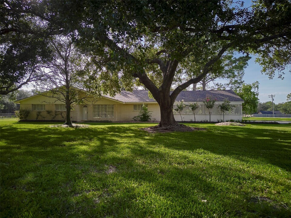 902 Clover Ridge Ave in Friendswood, TX - Building Photo