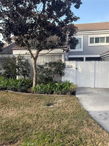 3625 Windspun Dr, Unit 4D in Huntington Beach, CA - Foto de edificio - Building Photo