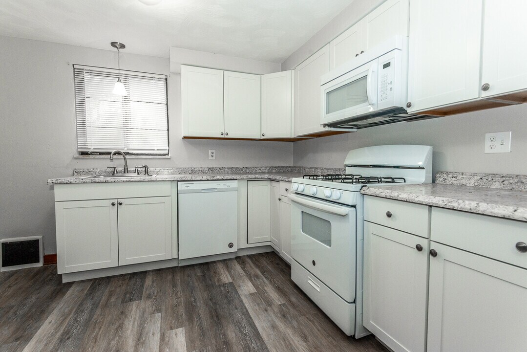 2533 Sylvania Dr in Bethel Park, PA - Building Photo
