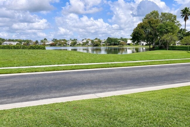 10614 Lake Shore Dr in Wellington, FL - Building Photo - Building Photo