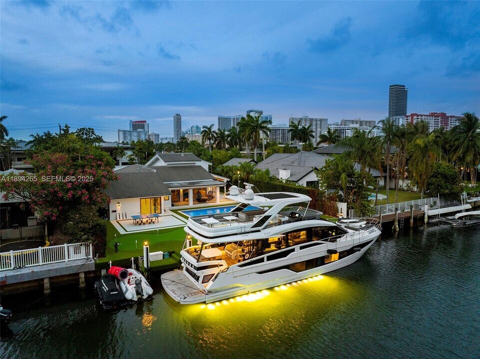 207 Holiday Dr in Hallandale Beach, FL - Building Photo