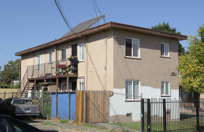 9701-9707 Holly St in Oakland, CA - Foto de edificio - Building Photo