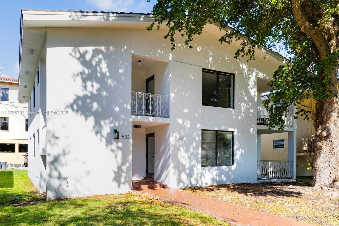 531 Menendez Ave in Miami, FL - Foto de edificio