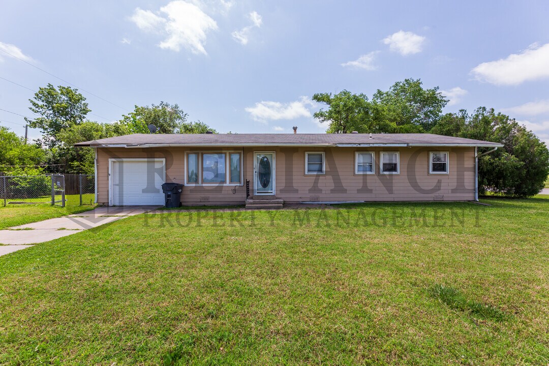 7429 W Frazier Ln in Wichita, KS - Building Photo