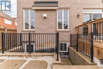 220 Castle Oaks Crossing in Brampton, ON - Building Photo - Building Photo