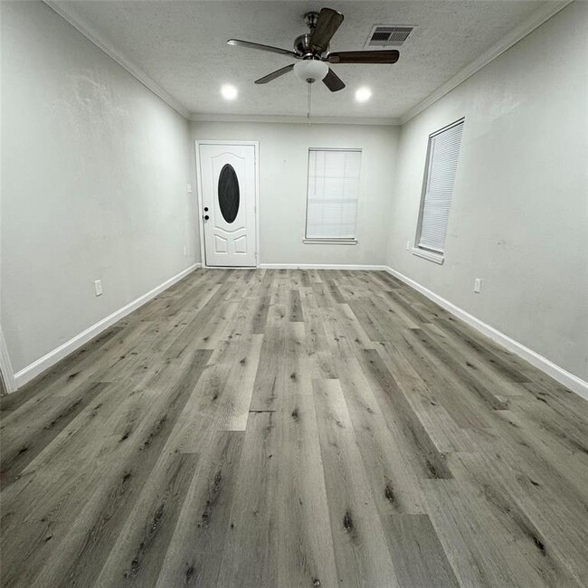100 W Humble St in Baytown, TX - Building Photo - Building Photo