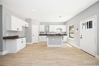 4651 Mallow St in Houston, TX - Building Photo - Building Photo