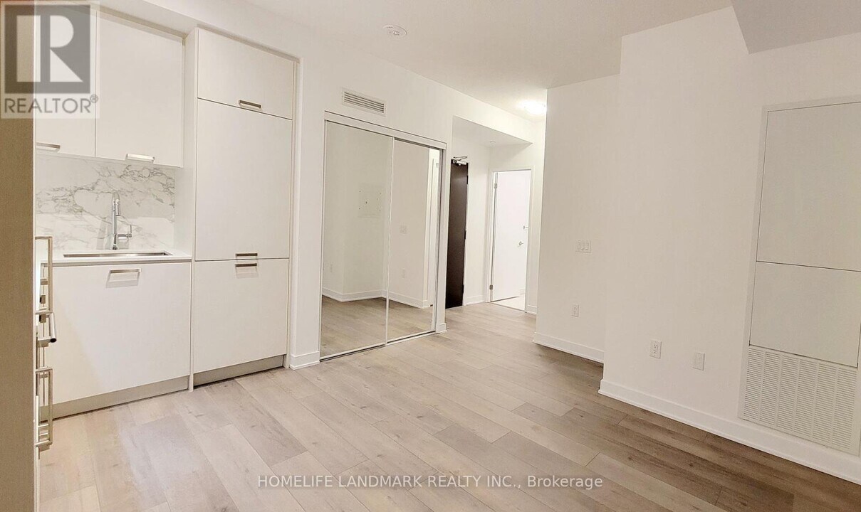 10-1010 Honeycrisp Cres in Vaughan, ON - Building Photo