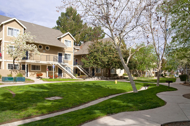 Sierra Canyon Apartments in Canyon Country, CA - Building Photo - Building Photo