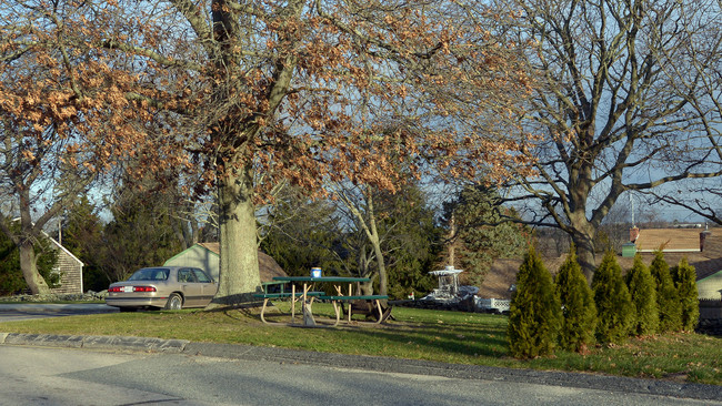 Quaker Estates in Portsmouth, RI - Building Photo - Building Photo