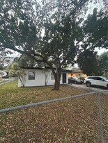 1080 NW 121st St in North Miami, FL - Building Photo