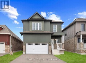 32 Hillcroft Wy in Kawartha Lakes, ON - Building Photo