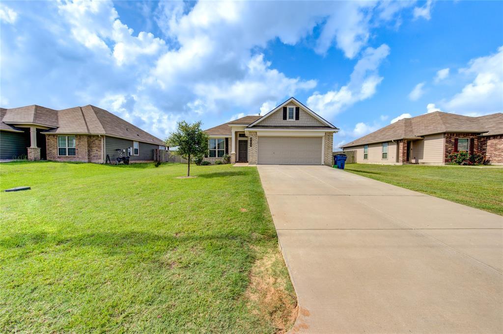 823 Mockingbird St in Navasota, TX - Building Photo