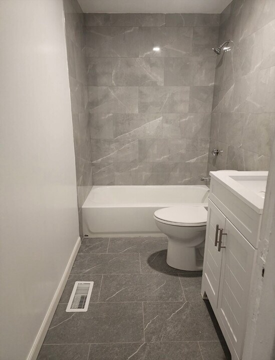 460 Quincy St in Boston, MA - Building Photo