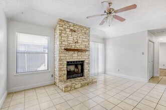 7806 Chimayo Cove, Unit B in Austin, TX - Foto de edificio - Building Photo